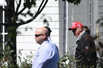 Tổng thống Mỹ Donald Trump đi bộ qua bãi đậu xe tại sân golf Trump National ở Sterling, Virginia, vào ngày 30/8. Ảnh: Getty.