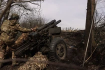 Quân đội Ukraine bắn pháo lựu M101 do Mỹ cung cấp. Ảnh: Getty.