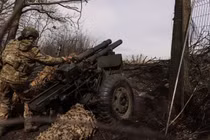 Quân đội Ukraine bắn pháo lựu M101 do Mỹ cung cấp. Ảnh: Getty.