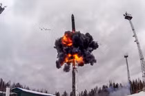 Một tên lửa đạn đạo liên lục địa Yars được phóng đi trong quá trình phóng thử nghiệm trong cuộc tập trận Lực lượng răn đe chiến lược Grom-2022 tại một địa điểm không xác định ở Nga. Ảnh: BQP Nga.