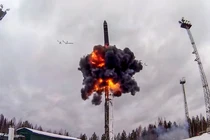 Một tên lửa đạn đạo liên lục địa Yars được phóng đi trong quá trình phóng thử nghiệm trong cuộc tập trận Lực lượng răn đe chiến lược Grom-2022 tại một địa điểm không xác định ở Nga. Ảnh: BQP Nga.