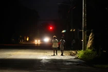 Người dân ở Havana đi dạo bộ trong tối ngày 20/10 (Ảnh: Reuters)