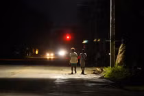 Người dân ở Havana đi dạo bộ trong tối ngày 20/10 (Ảnh: Reuters)