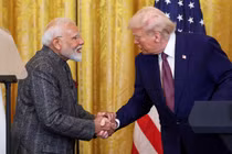 Tổng thống Mỹ Donald Trump và Thủ tướng Ấn Độ Narendra Modi bắt tay nhau khi tham dự cuộc họp báo chung tại Nhà Trắng ở Washington, D.C., Mỹ ngày 13/2. Ảnh: Reuters.