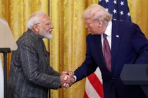 Tổng thống Mỹ Donald Trump và Thủ tướng Ấn Độ Narendra Modi bắt tay nhau khi tham dự cuộc họp báo chung tại Nhà Trắng ở Washington, D.C., Mỹ ngày 13/2. Ảnh: Reuters.