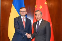 Ngoại trưởng Ukraine Dmitry Kuleba và Ngoại trưởng Trung Quốc Vương Nghị (Ảnh: Xinhua)