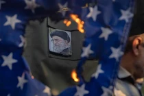 Người biểu tình Iran đốt hình đại diện của lá cờ Mỹ trong cuộc biểu tình chống Israel ở Tehran hôm 8/10 (Ảnh: WSJ)