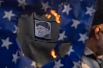 Người biểu tình Iran đốt hình đại diện của lá cờ Mỹ trong cuộc biểu tình chống Israel ở Tehran hôm 8/10 (Ảnh: WSJ)