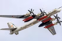 Máy bay ném bom Tu-95MSM với 8 tên lửa hành trình Kh-101/102. Ảnh: MW.
