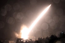 Hệ thống tên lửa ATACMS đang được khai hỏa (Ảnh: Getty)