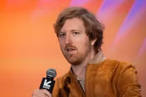 Tỉ phú tự thân trẻ nhất thế giới nêu 2 phẩm chất cần "nâng cao cực độ" để đạt được thành công