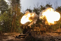 Pháo binh Ukraine khai hỏa từ vị trí của họ ở tiền tuyến với Nga vào ngày 31/8. Ảnh: Getty.