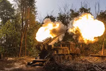 Pháo binh Ukraine khai hỏa từ vị trí của họ ở tiền tuyến với Nga vào ngày 31/8. Ảnh: Getty.