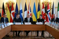 Phiên họp toàn thể trong hội nghị thượng đỉnh các nhà lãnh đạo châu Âu tại London vào ngày 2/3. Ảnh: Getty.