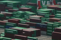 Các container được chụp ảnh tại một cảng công nghiệp ở Tokyo, Nhật Bản, ngày 2/7. Ảnh: Reuters.