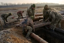 Binh sĩ Ukraine xây dựng tuyến phòng thủ gần tiền tuyến ở Donbass ngày 14/2. Ảnh: Getty.