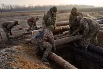 Binh sĩ Ukraine xây dựng tuyến phòng thủ gần tiền tuyến ở Donbass ngày 14/2. Ảnh: Getty.