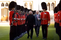 Vua Charles của Anh, Tổng thống Ukraine Volodymyr Zelensky và Thiếu tá Ben Tracey duyệt đội danh dự tại Lâu đài Windsor, Berkshire, Anh, ngày 24/10. Ảnh: Reuters.