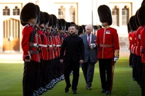 Vua Charles của Anh, Tổng thống Ukraine Volodymyr Zelensky và Thiếu tá Ben Tracey duyệt đội danh dự tại Lâu đài Windsor, Berkshire, Anh, ngày 24/10. Ảnh: Reuters.