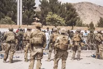 Binh sĩ Mỹ đảm bảo an ninh tại sân bay ở thủ đô Kabul (Ảnh: RT)