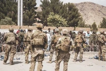 Binh sĩ Mỹ đảm bảo an ninh tại sân bay ở thủ đô Kabul (Ảnh: RT)