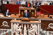 Thủ tướng Pháp Michel Barnier phát biểu trong cuộc tranh luận trước cuộc bỏ phiếu bất tín nhiệm. Ảnh: Getty.