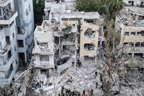 Tên lửa Iran tấn công Tel Aviv (trên) và thành phố cảng Haifa của Israel trước bình minh ngày 16/6. Ảnh: Reuters.