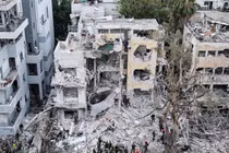 Tên lửa Iran tấn công Tel Aviv (trên) và thành phố cảng Haifa của Israel trước bình minh ngày 16/6. Ảnh: Reuters.