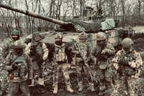 Lữ đoàn Thủy quân Lục chiến Cận vệ biệt lập số 40 của Nga với xe tăng T-90M. Ảnh: MW.