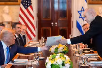Thủ tướng Israel Benjamin Netanyahu trao cho Tổng thống Mỹ Donald Trump bức thư đề cử giải Nobel Hòa bình. Ảnh: Al Jazeera.