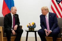Tổng thống Nga Vladimir Putin và Tổng thống Mỹ Donald Trump trò chuyện trong cuộc gặp song phương tại hội nghị thượng đỉnh các nhà lãnh đạo G20 ở Osaka, Nhật Bản, ngày 28/6/2019. Ảnh: Reuters.