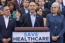 Lãnh đạo phe Thiểu số Hạ viện Hakeem Jeffries trở thành nạn nhân mới nhất của ông Trump. Ảnh: Politico.