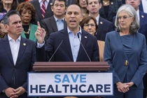 Lãnh đạo phe Thiểu số Hạ viện Hakeem Jeffries trở thành nạn nhân mới nhất của ông Trump. Ảnh: Politico.