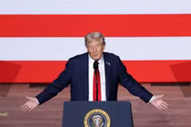 Tổng thống Mỹ Donald Trump phát biểu với các nhà lãnh đạo quân sự cấp cao tại Căn cứ Thủy quân Lục chiến Quantico, Virginia, Mỹ ngày 30/9. Ảnh: Getty.