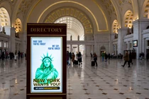 Quảng cáo thu hút các nhân tài liên bang đến tiểu bang New York làm việc. Ảnh: Bloomberg.