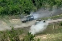 Ảnh cắt từ clip cho thấy xe chiến đấu Bradley do Mỹ cung cấp bắn vào xe bọc thép chở quân Nga (Ảnh: Business Insider)