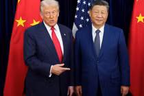 Tổng thống Mỹ Donald Trump chào đón Chủ tịch Trung Quốc Tập Cận Bình trước cuộc gặp song phương tại Căn cứ Không quân Gimhae ở Busan, Hàn Quốc, hôm 30/10. Ảnh: Reuters.