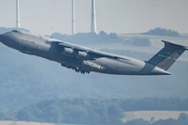 Một máy bay vận tải C5 Galaxy của Không quân Mỹ cất cánh từ Căn cứ Không quân Ramstein ở Đức. Ảnh: Getty.
