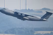 Một máy bay vận tải C5 Galaxy của Không quân Mỹ cất cánh từ Căn cứ Không quân Ramstein ở Đức. Ảnh: Getty.
