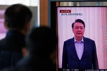 Người dân Hàn Quốc theo dõi diễn biến về Tổng thống Yoon Suk Yeol qua truyền hình .Ảnh: NBC.