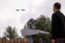 Tổng thống Ukraine Volodymyr Zelensky nhìn vào cặp máy bay chiến đấu F-16 trong bài phát biểu ở Kiev vào đầu tháng 8 (Ảnh: Getty)