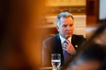 Steve Witkoff, đặc phái viên Mỹ tại Trung Đông, trong bữa tối với Tổng thống Mỹ Donald Trump và Thủ tướng Israel Benjamin Netanyahu tại Nhà Trắng ngày 7/7. Ảnh: Bloomberg.