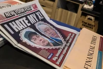 Trang nhất của một tờ báo có hình ảnh Tổng thống Mỹ Donald Trump và Elon Musk được trưng bày tại một cửa hàng ở Sân bay Quốc gia Ronald Reagan Washington ở Arlington, Virginia, Mỹ ngày 6/6. Ảnh: Reuters.