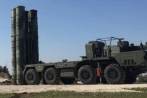 Bệ phóng tên lửa đất đối không thuộc hệ thống S-400 của Nga. Ảnh: MW.