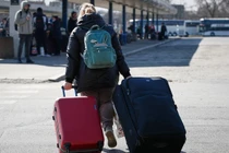 Ga xe lửa Đông Warsaw, một trung tâm nổi tiếng với người Ukraine đi sơ tán ở Warsaw, Ba Lan. Ảnh: Getty.