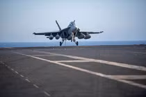 Một chiếc F/A-18 Super Hornet hạ cánh trên sàn đáp tàu USS Dwight D. Eisenhower vào tháng 4. Ảnh: Hải quân Mỹ.