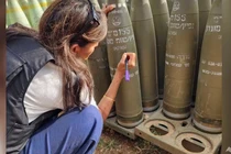 Cựu Đại sứ Mỹ tại Liên Hợp Quốc Nikki Haley ký tên vào đạn pháo của Israel khi đi thị sát biên giới phía bắc của Israel với Lebanon vào ngày 28/5 (Ảnh: AFP)