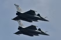 Máy bay chiến đấu Rafale của Không quân Ấn Độ trong triển lãm hàng không "Aero India 2021" tại căn cứ không quân Yelahanka ở Bengaluru, Ấn Độ, ngày 3/2/2021. Ảnh: Reuters.