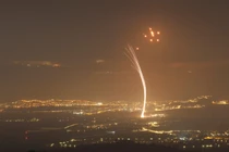 Tên lửa bắn từ miền nam Lebanon bị hệ thống phòng không Iron Dome của Israel đánh chặn trên vùng Thượng Galilee ở miền bắc Israel vào ngày 15/7 (Ảnh: AFP)