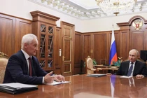 Tổng thống NGa Vladimir Putin thảo luận với Phó Thủ tướng thứ nhất Andrei Belousov tại Moscow (Ảnh: Sputnik)